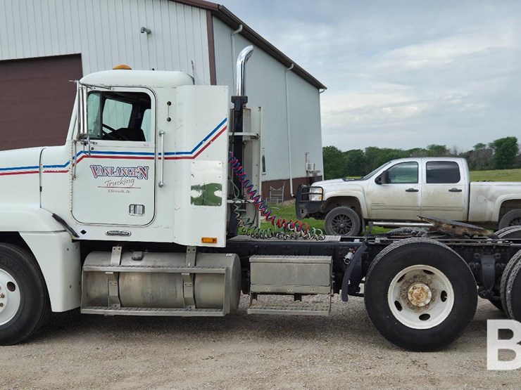 2000-freightliner-fld120-image-8