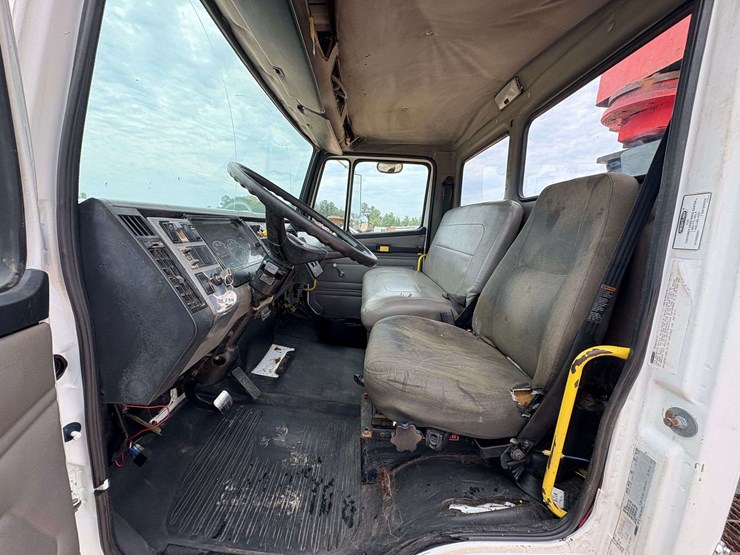 2003-freightliner-fl70-image-12