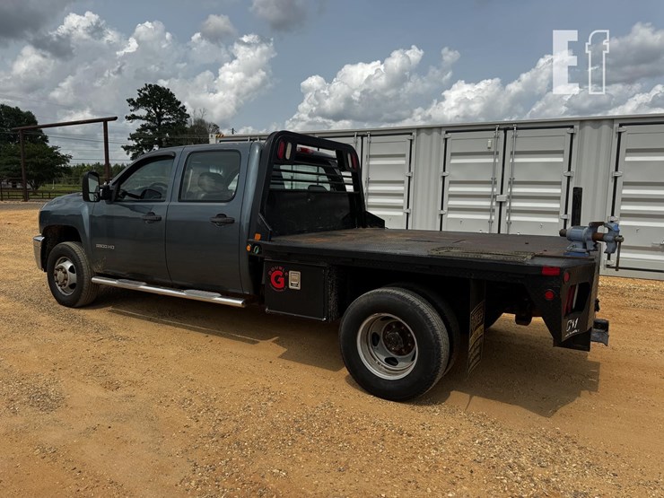 2012-chevrolet-3500-image-2