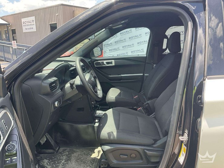 2020-ford-explorer-image-11