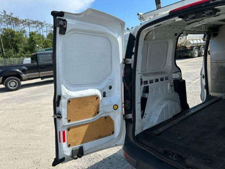 2015-ford-cargo-image-22