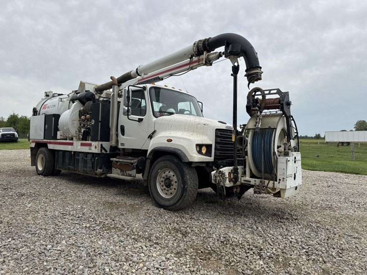 2013-freightliner-114sd-image-6