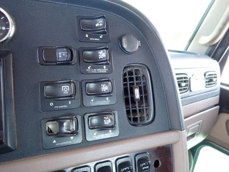 2013-peterbilt-367-image-19