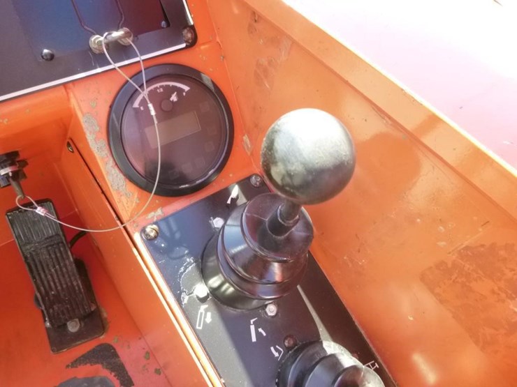 2015-sky-trak-6042-image-24