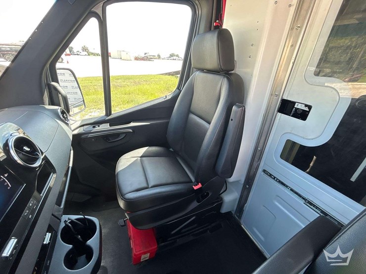 20211-mecedes-benz-sprinter-4500-modified-food-catering-van-image-20