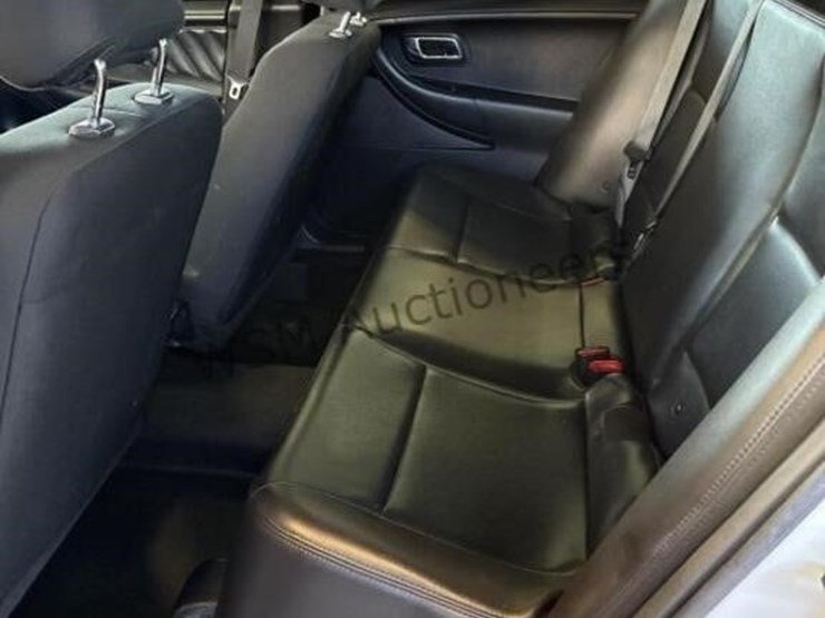 2013-ford-taurus-sdn-image-23