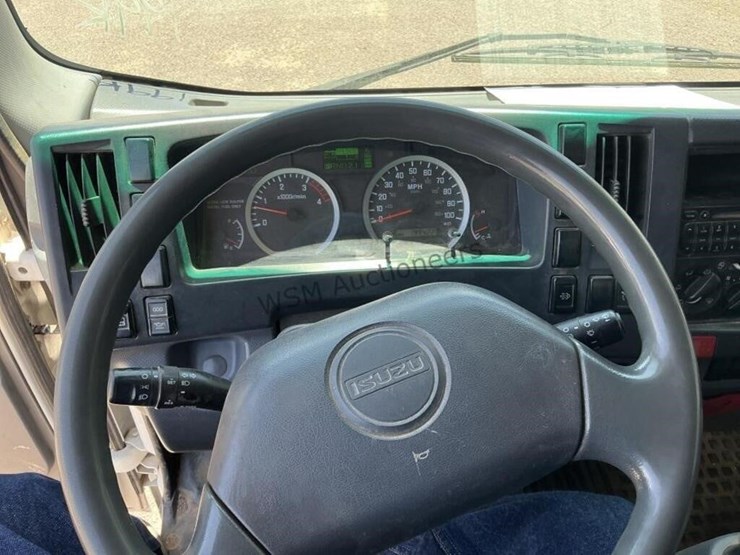2014-isuzu-npr-image-18