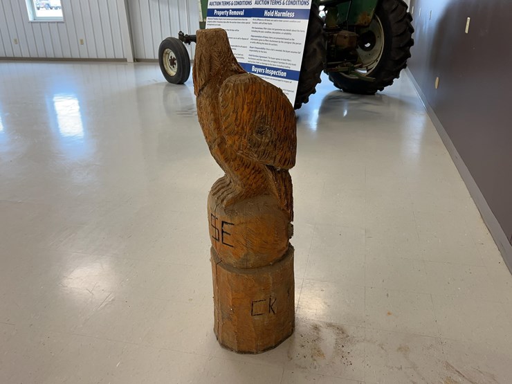 case-heritage-wooden-eagle-carving-image-2