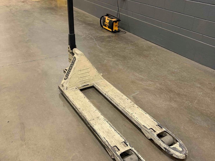 manual-pallet-jack-image-1