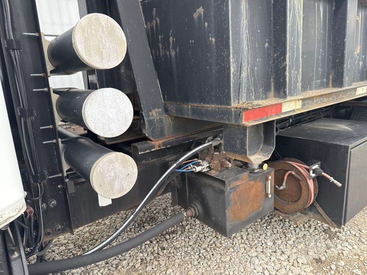 2010-freightliner-roll-off-truck-image-18