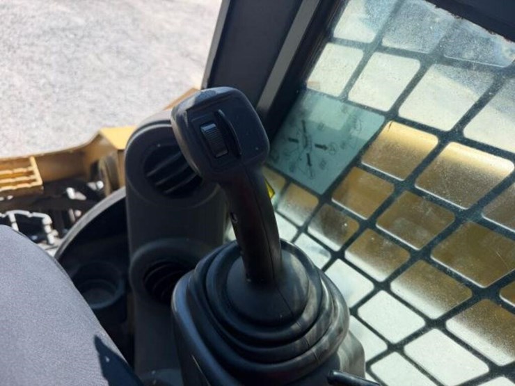 2014-caterpillar-262d-image-12