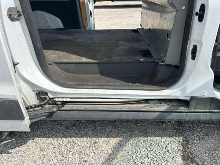 2014-ford-cargo-image-33