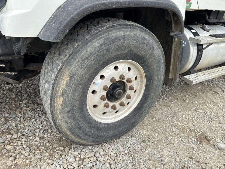 2013-freightliner-114sd-image-9