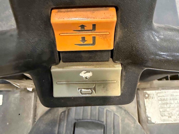 electric-pallet-jack-image-11
