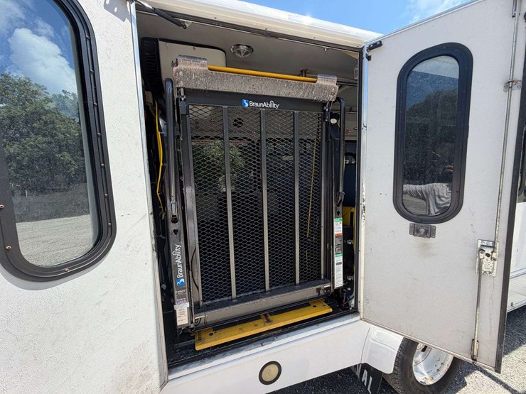 2009-gmc-3500-image-25