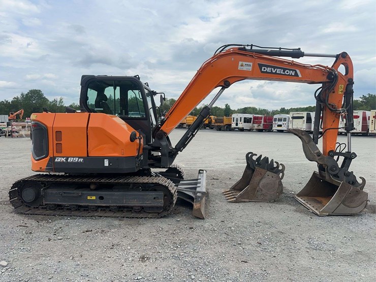 2023-develon-dx89r-excavator-with-2-buckets-image-4