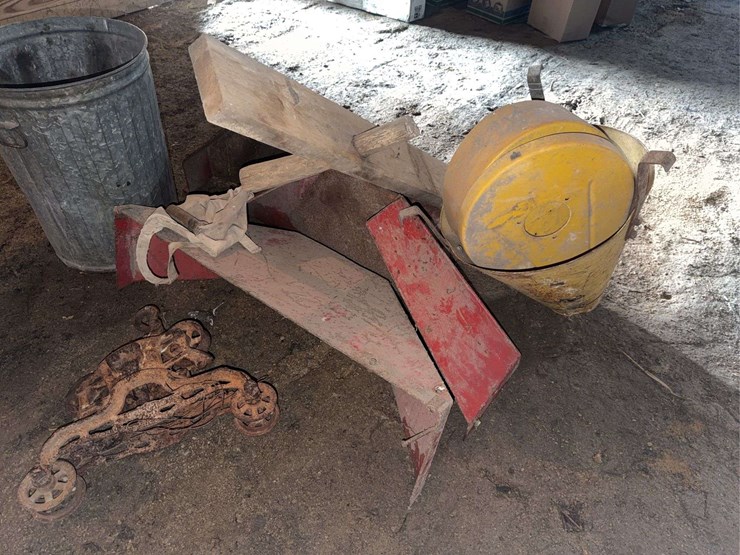 assorted-farm-equipment-and-hardware-lot-image-6