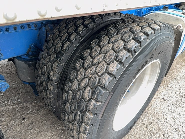 2012-mack-cxu613-image-11