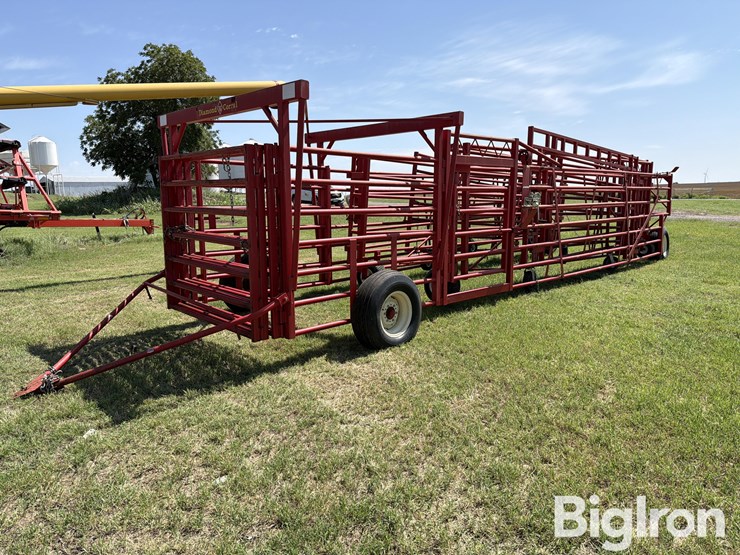 2020-diamond-w-portable-folding-corral-image-1