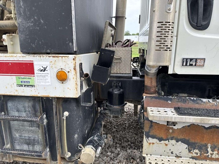 2013-freightliner-114sd-image-23