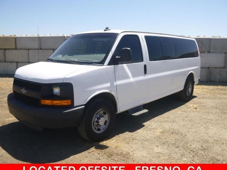 2016-chevrolet-express-3500-image-1