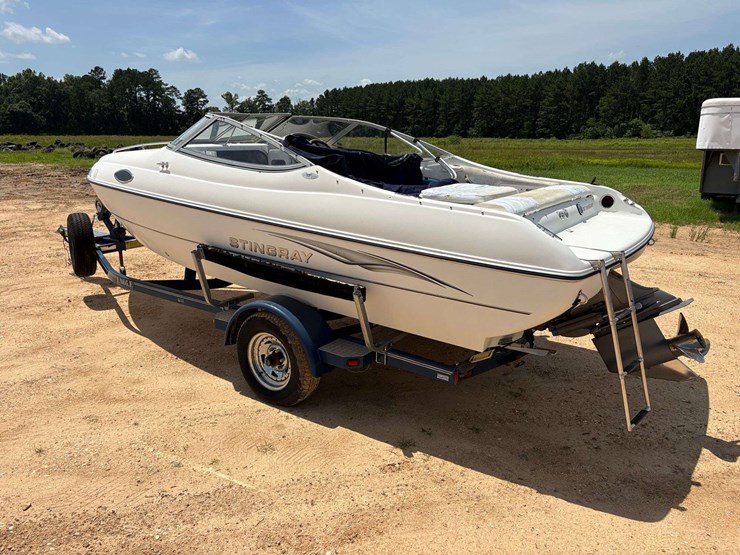 2004-stingray-200cs-cabin-boat-w/trailer-image-2