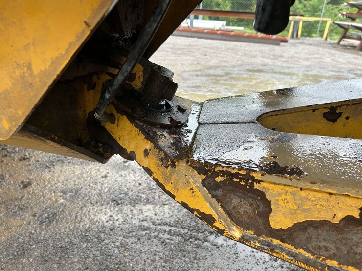 2008-caterpillar-725-image-18