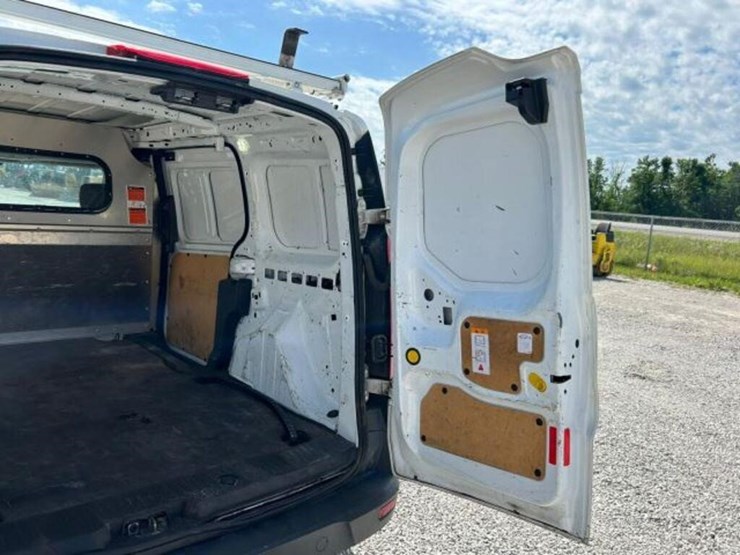 2015-ford-cargo-image-23