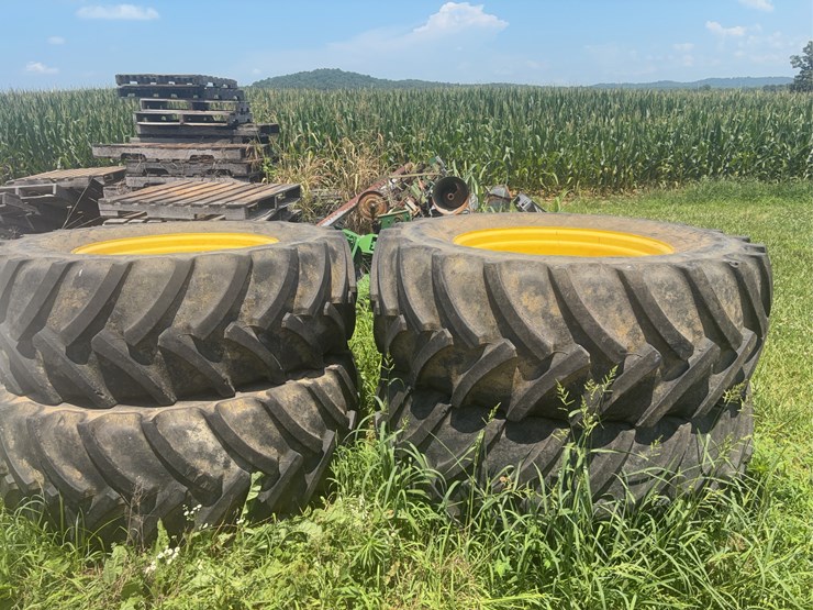 set-of-4-floater-wheels-for-r4030-sprayer-image-1