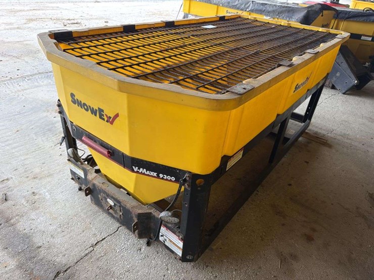 snowex-v-maxx9300-salt-spreader-image-1