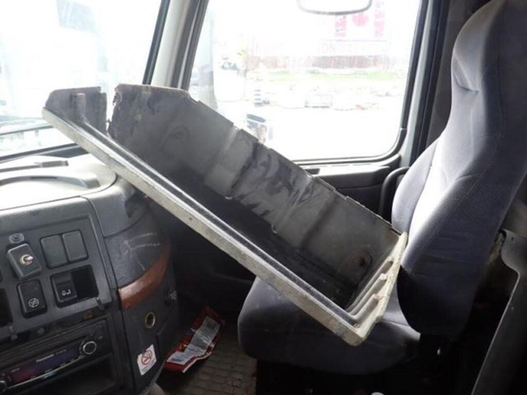 2005-volvo-vn-image-22