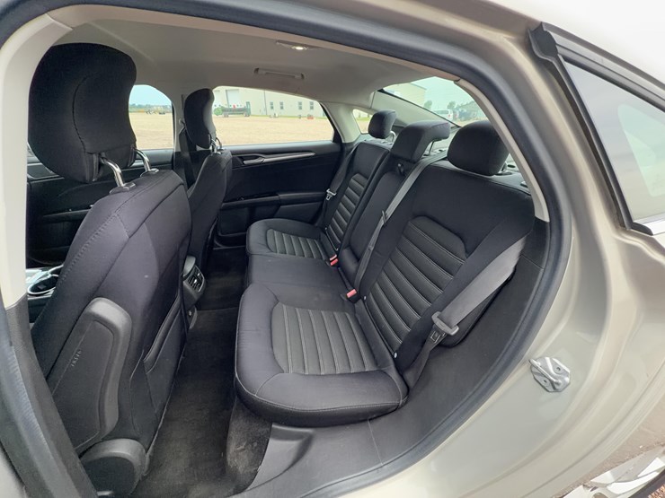 2015-ford-fusion-se-image-24
