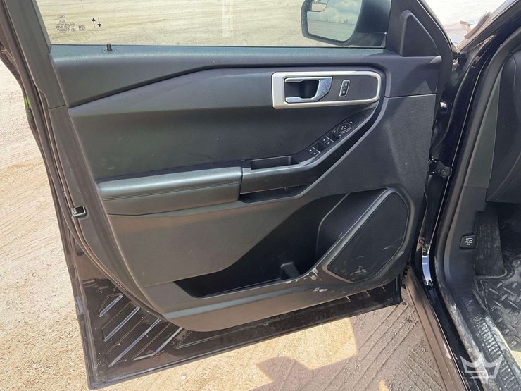 2020-ford-explorer-image-10