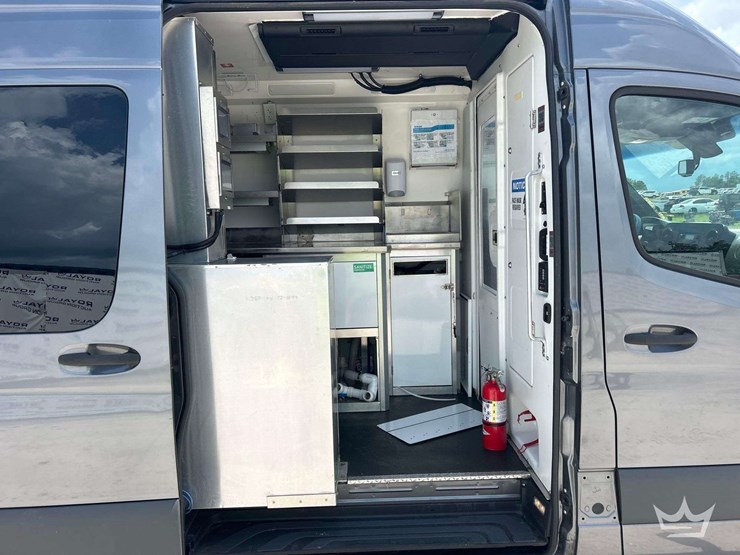 2021-mercedes-benz-sprinter-4500-image-17