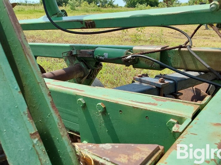 john-deere-330-image-16