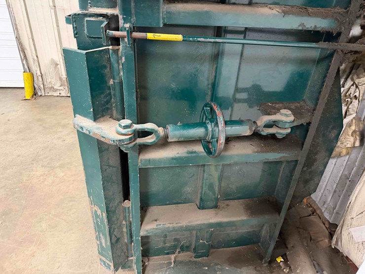 marathon-v-6030-hd-heavy-duty-vertical-baler-image-9