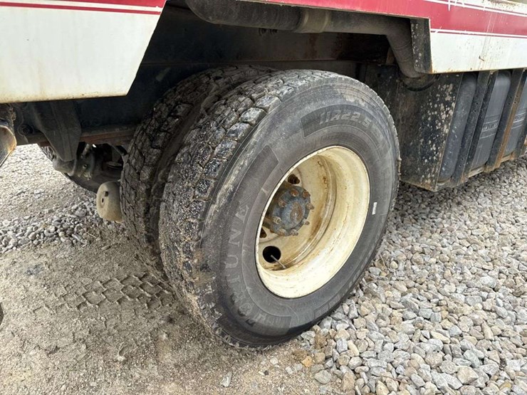 2013-freightliner-114sd-image-11