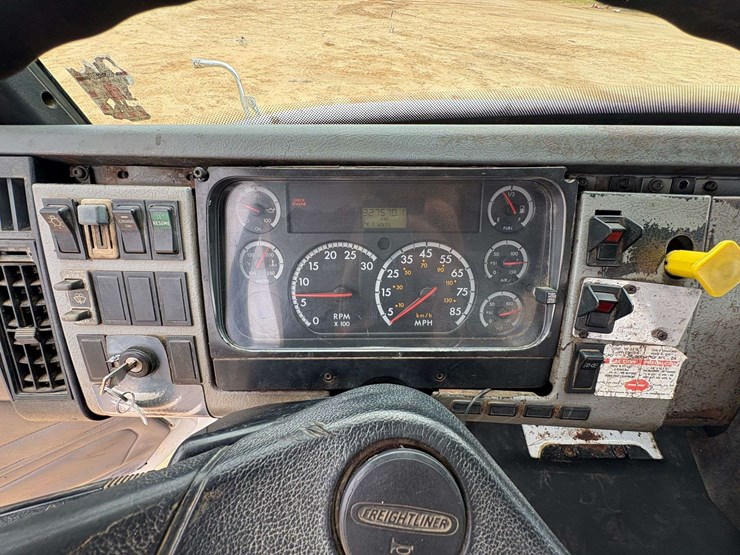 2003-freightliner-fl70-image-15