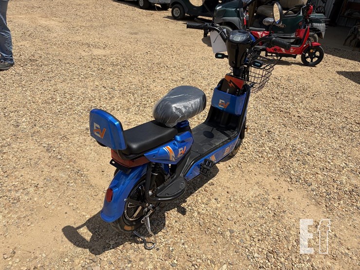 2026-blue-electric-moped-image-3