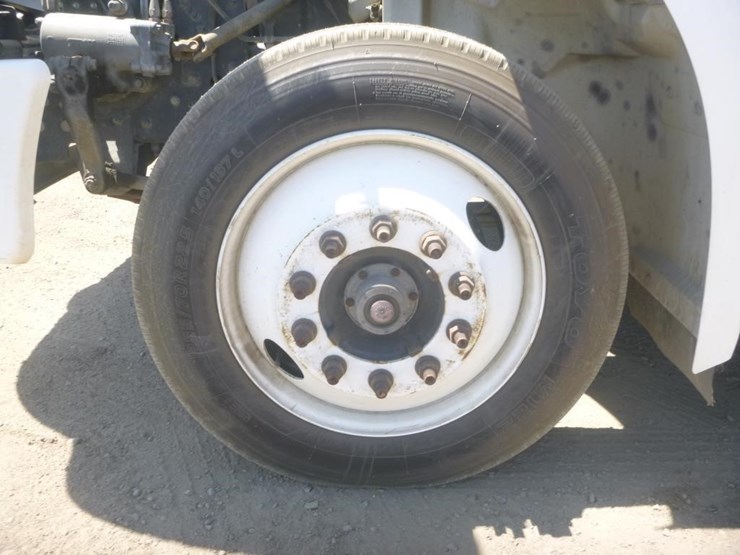 2015-hino-268-image-35