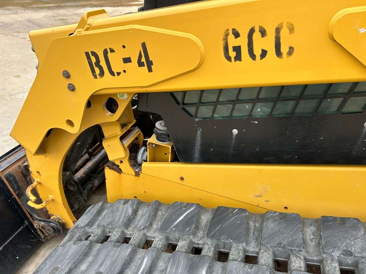 2015-caterpillar-259d-image-14