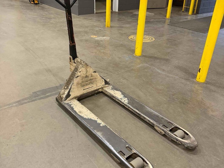 manual-pallet-jack-image-2