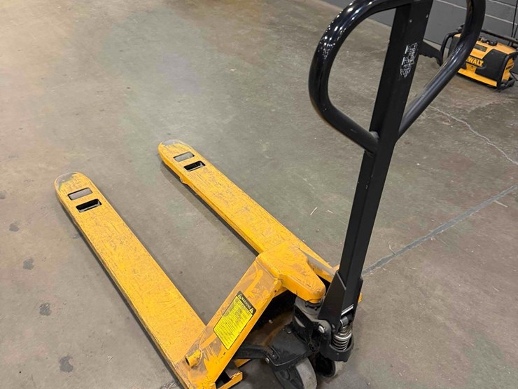 manual-pallet-jack-image-1