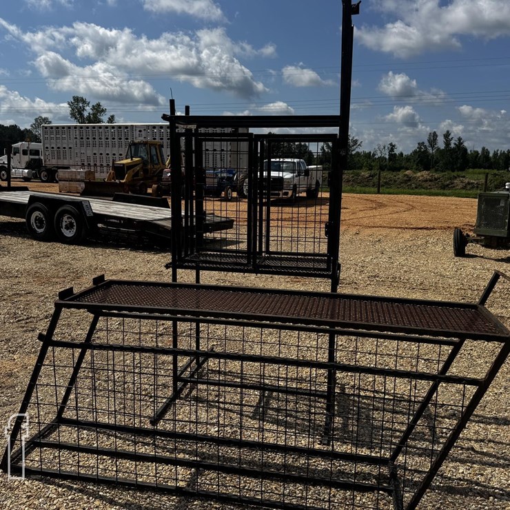 GOAT MILKING CHUTE