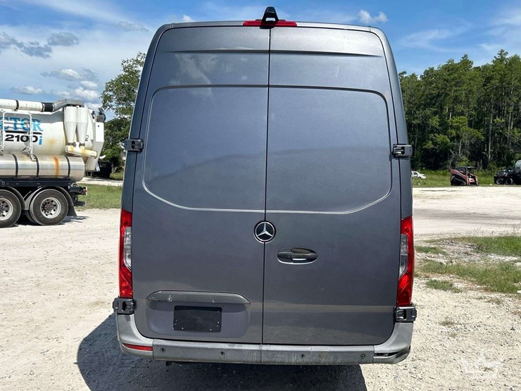 20211-mecedes-benz-sprinter-4500-modified-food-catering-van-image-35