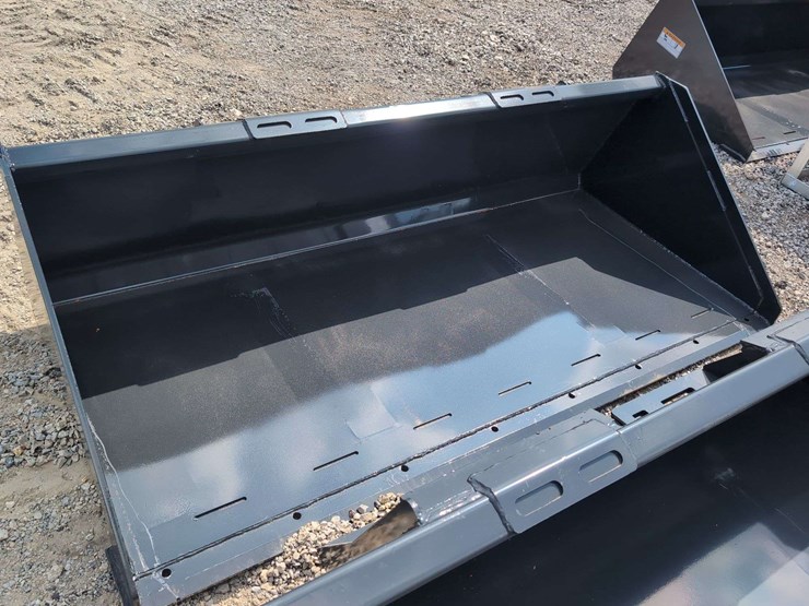 (1)-wolverine-skid-steer-78"-track-duty-bucket-tbd-11-78w-image-1