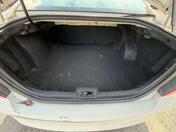2011-ford-fusion-4-door-sedan-(63,841-miles)-image-15
