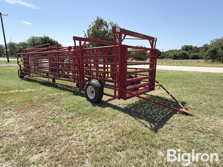 2020-diamond-w-portable-folding-corral-image-3
