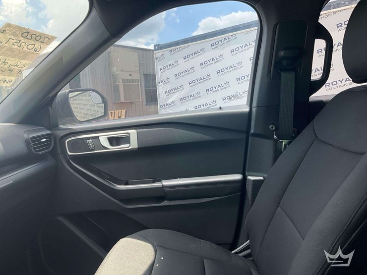 2020-ford-explorer-image-15