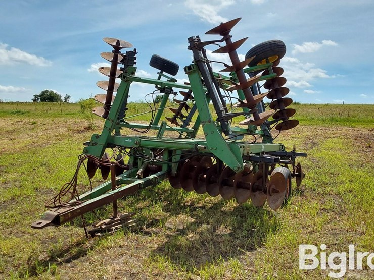 john-deere-330-image-1